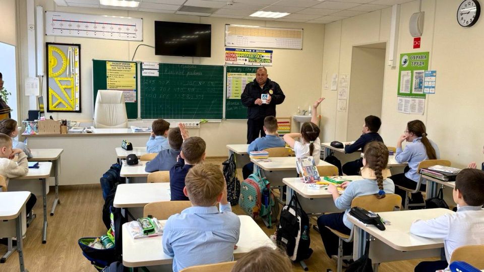 Весенние каникулы без забот: встречи школьников с дорожными полицейскими! Весенние каникулы без забот: встречи школьников с дорожными полицейскими!