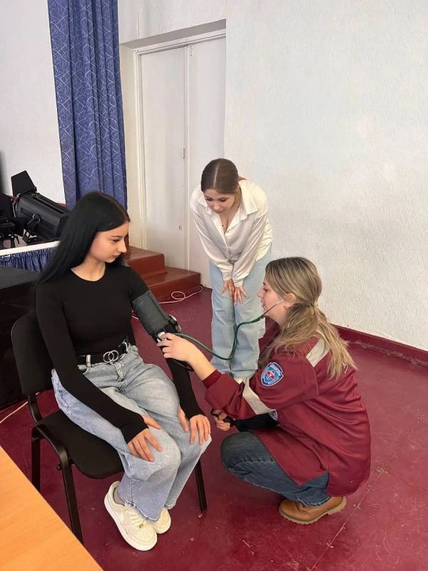Медики подстанции скорой помощи г. Счастье провели встречу со старшеклассниками Медики подстанции скорой помощи г. Счастье провели встречу со старшеклассниками