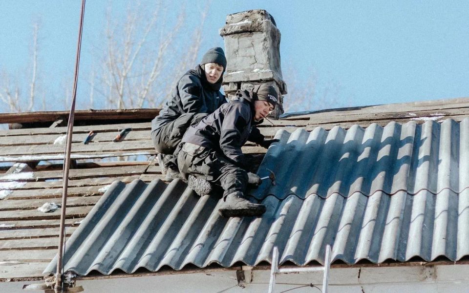 Карельские волонтеры помогли восстановить крыши домов в пострадавшем поселке пгт Центральном Карельские волонтеры помогли восстановить крыши домов в пострадавшем поселке пгт Центральном