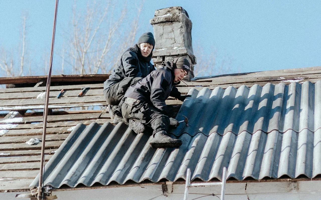 Карельские волонтеры помогли восстановить крыши домов в пострадавшем поселке пгт Центральном Карельские волонтеры помогли восстановить крыши домов в пострадавшем поселке пгт Центральном