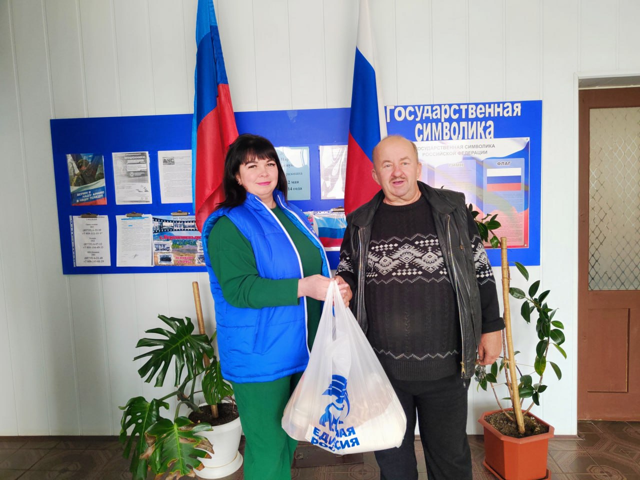 Активисты «Единой России» вручили продуктовые наборы жителям пгт Активисты «Единой России» вручили продуктовые наборы жителям пгт