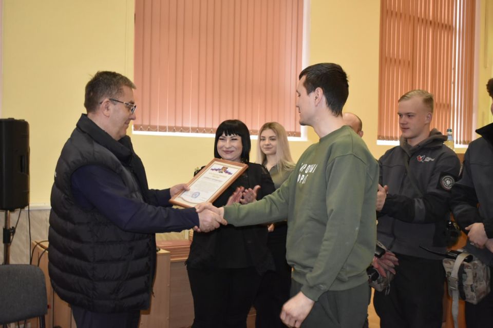 Глава Перевальского округа наградил волонтеров Народного фронта за помощь в восстановлении пгт Центральный Глава Перевальского округа наградил волонтеров Народного фронта за помощь в восстановлении пгт Центральный