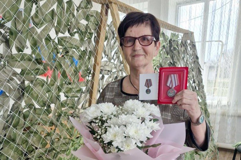 Волонтера Светлану Овчинникову наградили медалью «Волонтер России» Волонтера Светлану Овчинникову наградили медалью «Волонтер России»