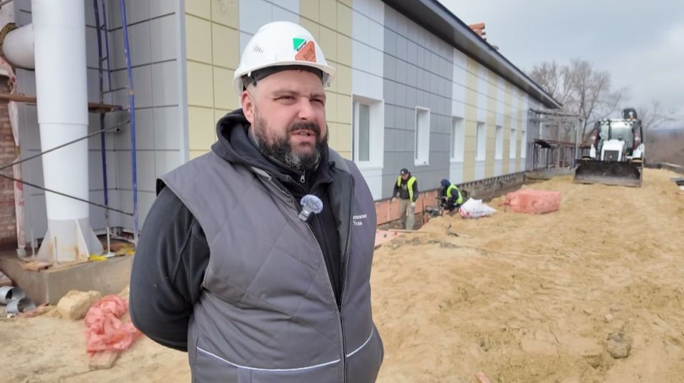 На территории патологоанатомического отделения Краснодонской ЦГБ идёт устройство отмостки На территории патологоанатомического отделения Краснодонской ЦГБ идёт устройство отмостки