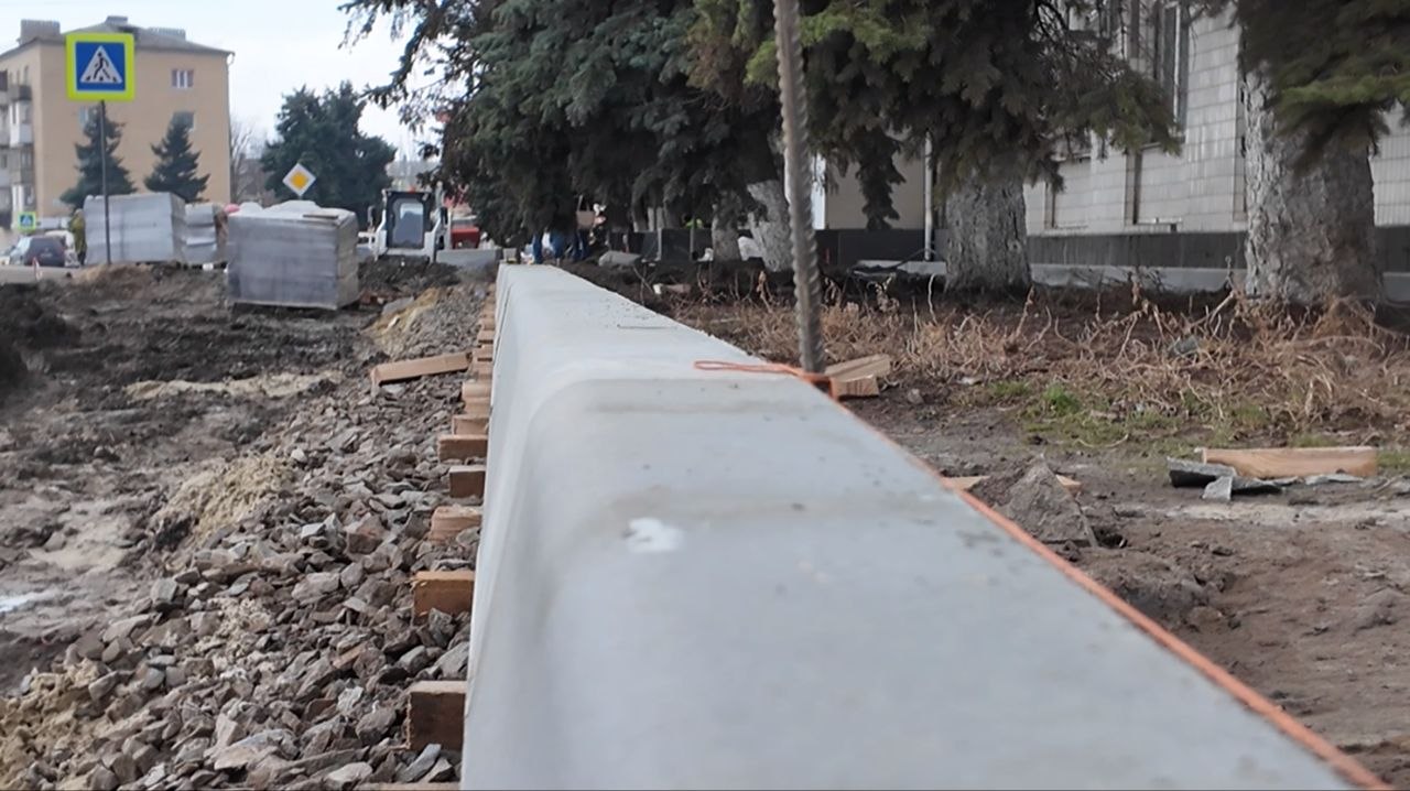 Тюменская компания «Артстрой» приведёт в порядок не только территорию, которая прилетает к площади Ленина, но и пешеходную зону напротив «Аллеи Дружбы» Тюменская компания «Артстрой» приведёт в порядок не только территорию, которая прилетает к площади Ленина, но и пешеходную зону напротив «Аллеи Дружбы»