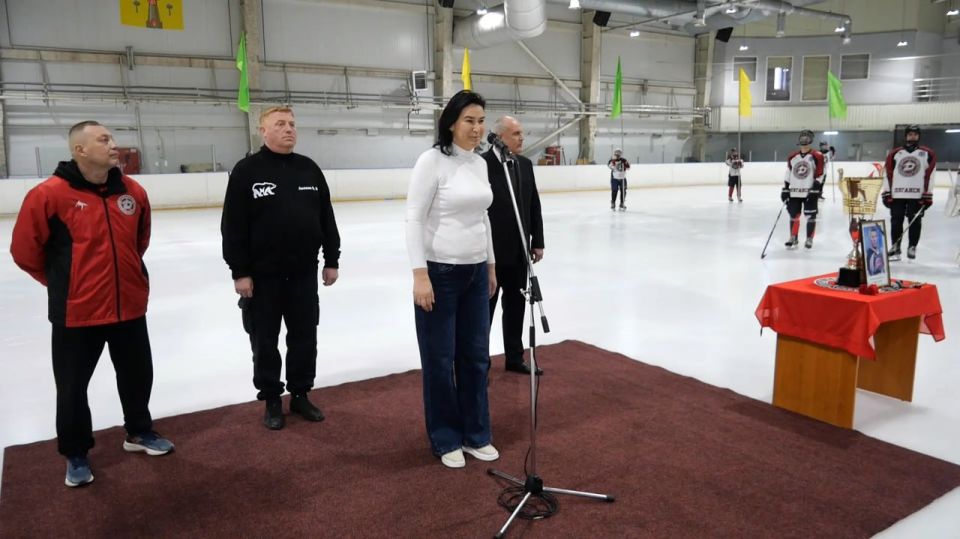 Сегодня в Луганске открылись соревнования Кубка по хоккею с шайбой Сегодня в Луганске открылись соревнования Кубка по хоккею с шайбой