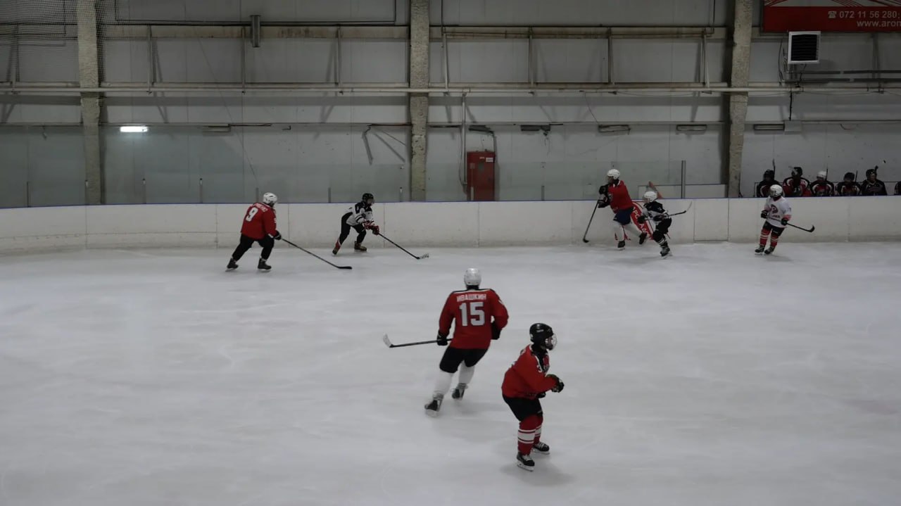 Сегодня в Луганске открылись соревнования Кубка по хоккею с шайбой Сегодня в Луганске открылись соревнования Кубка по хоккею с шайбой