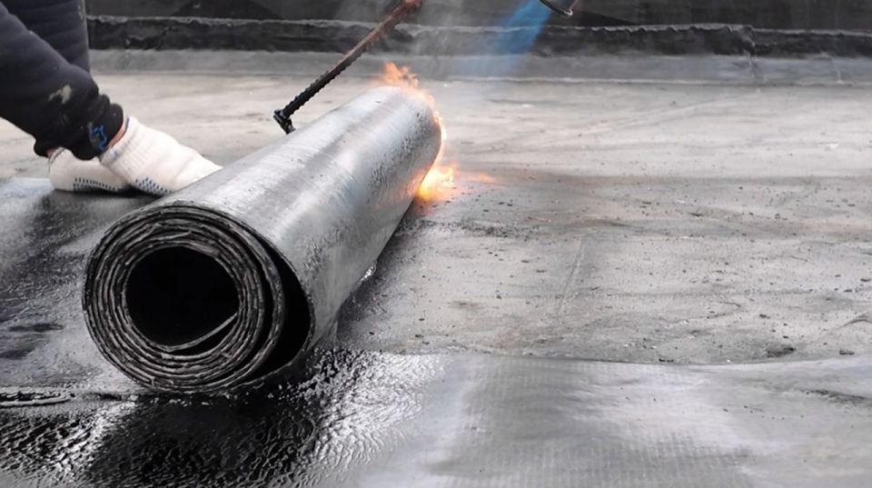 На кровле дома Лютикова, 32 приступили к пайке первого слоя на первой секции