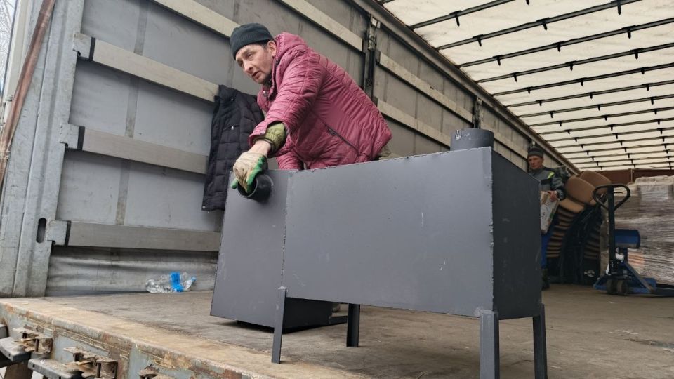 Единая Россия Республики Татарстан доставила более 250 тонн гумпомощи в ЛНР Единая Россия Республики Татарстан доставила более 250 тонн гумпомощи в ЛНР