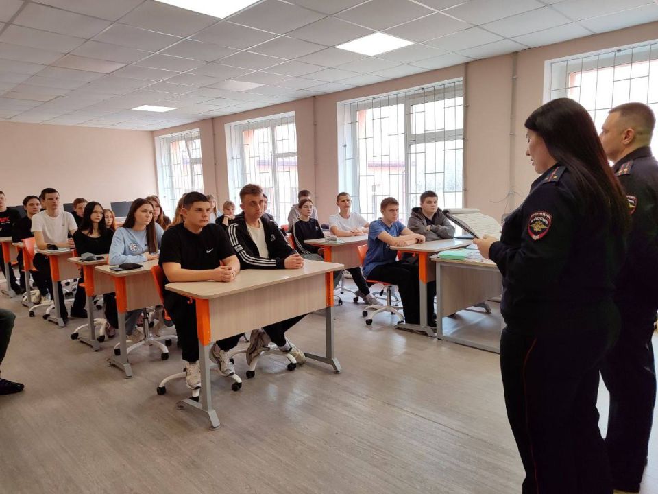 111Полицейские региона рассказали старшеклассникам о своей профессии и о возможности тоже стать правоохранителями 111Полицейские региона рассказали старшеклассникам о своей профессии и о возможности тоже стать правоохранителями