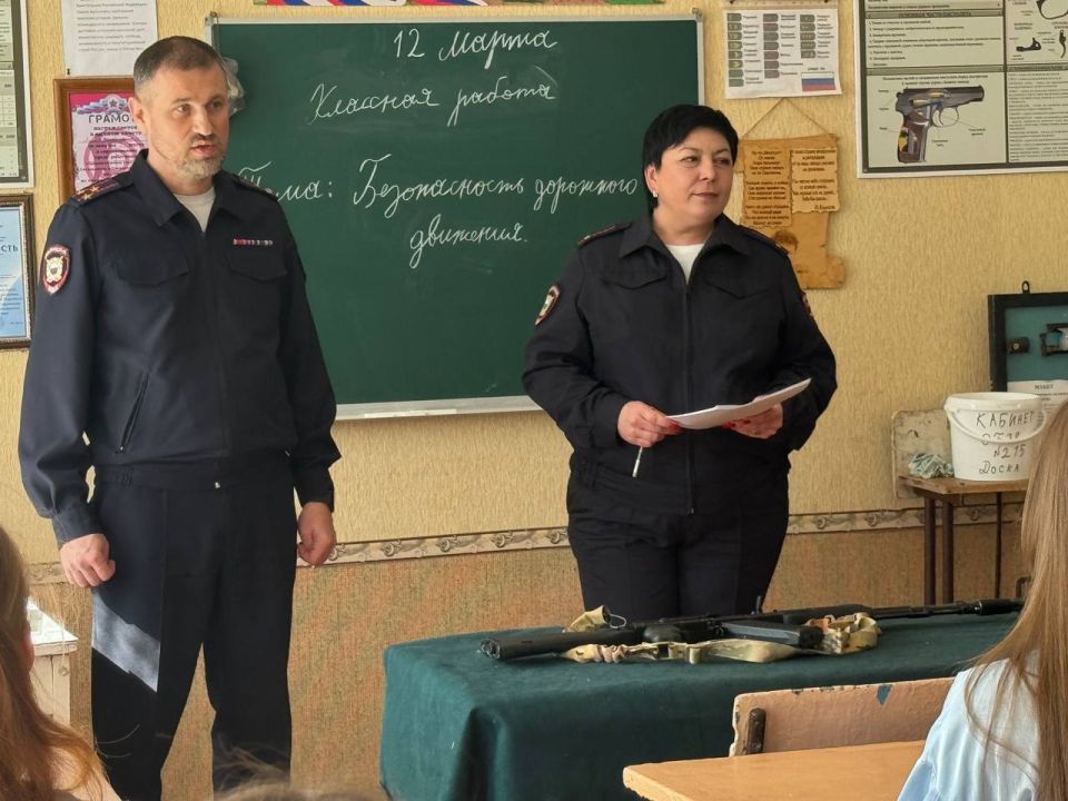 111Полицейские региона рассказали старшеклассникам о своей профессии и о возможности тоже стать правоохранителями 111Полицейские региона рассказали старшеклассникам о своей профессии и о возможности тоже стать правоохранителями
