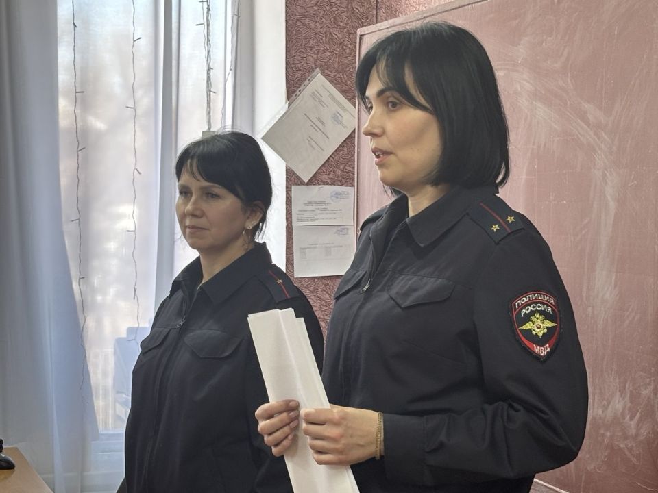 111Полицейские региона рассказали старшеклассникам о своей профессии и о возможности тоже стать правоохранителями 111Полицейские региона рассказали старшеклассникам о своей профессии и о возможности тоже стать правоохранителями
