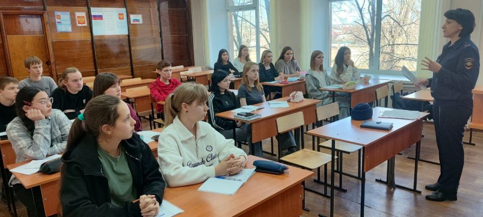 111Полицейские региона рассказали старшеклассникам о своей профессии и о возможности тоже стать правоохранителями 111Полицейские региона рассказали старшеклассникам о своей профессии и о возможности тоже стать правоохранителями