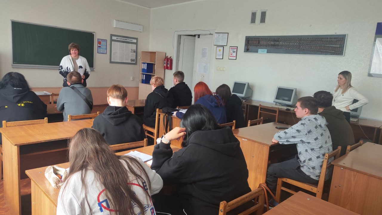 23 марта специалист по управлению персоналом Родаковской дистанции пути Наталья Кокарева провела профориентационную встречу с выпускниками Луганского колледжа строительства, экономики и права