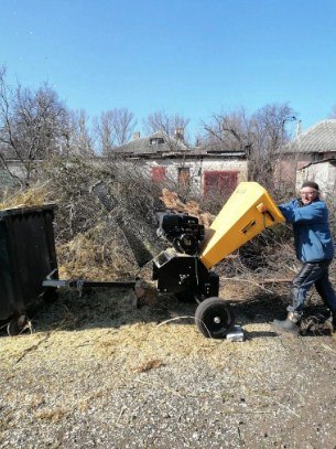 Евгений Бондарь: Сотрудники МБУ «Лутугиножилфонд» приступили к плановым работам по уборке срезанных сухих веток Евгений Бондарь: Сотрудники МБУ «Лутугиножилфонд» приступили к плановым работам по уборке срезанных сухих веток