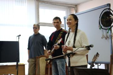 В Луганской молодежной библиотеке прошел литературно-музыкальный концерт «Время Весны», приуроченный ко Всемирному дню поэзии