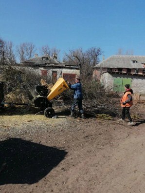 Евгений Бондарь: Сотрудники МБУ «Лутугиножилфонд» приступили к плановым работам по уборке срезанных сухих веток Евгений Бондарь: Сотрудники МБУ «Лутугиножилфонд» приступили к плановым работам по уборке срезанных сухих веток