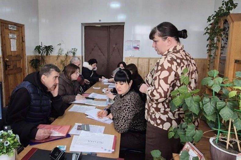 Специалисты филиала №15 ГКУ ЛНР РЦСЗН провели приём в пгт Шахтёрский Специалисты филиала №15 ГКУ ЛНР РЦСЗН провели приём в пгт Шахтёрский