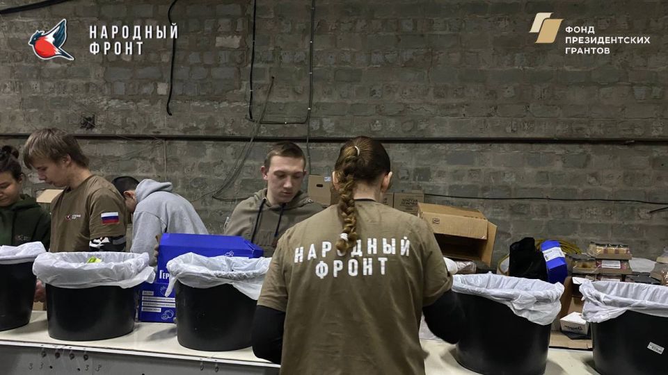 Молодёжка на связи!. Сегодня ребята собирали гуманитарные наборы, которые будут доставлены по адресным заявкам Молодёжка на связи!. Сегодня ребята собирали гуманитарные наборы, которые будут доставлены по адресным заявкам