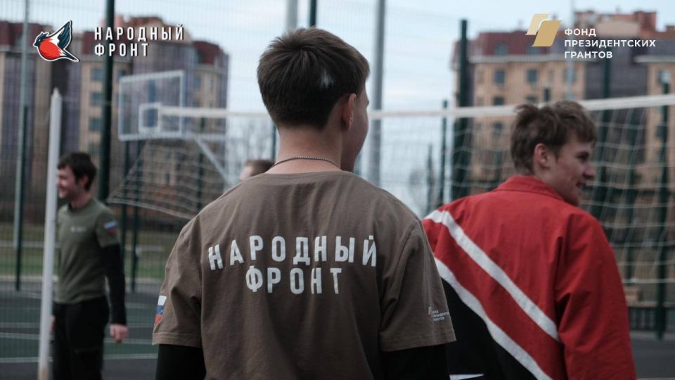 Молодёжка НФ собралась на стадионе, чтобы провести время вместе и поиграть в волейбол! Молодёжка НФ собралась на стадионе, чтобы провести время вместе и поиграть в волейбол!