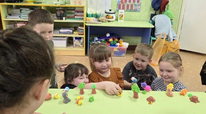 Представители Детского центра районного дома культуры посетили Лутугинский ясли-сад «Ласточка» Представители Детского центра районного дома культуры посетили Лутугинский ясли-сад «Ласточка»