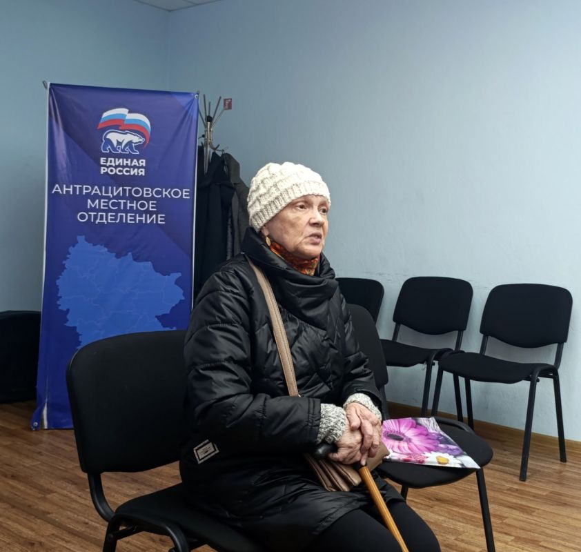 Первый заместитель главы Администрации Антрацитовского МО Станислав Никитин совместно с представителями отраслевых (функциональных) органов Администрации, муниципальных унитарных предприятий и руководителями учреждений и... Первый заместитель главы Администрации Антрацитовского МО Станислав Никитин совместно с представителями отраслевых (функциональных) органов Администрации, муниципальных унитарных предприятий и руководителями учреждений и...