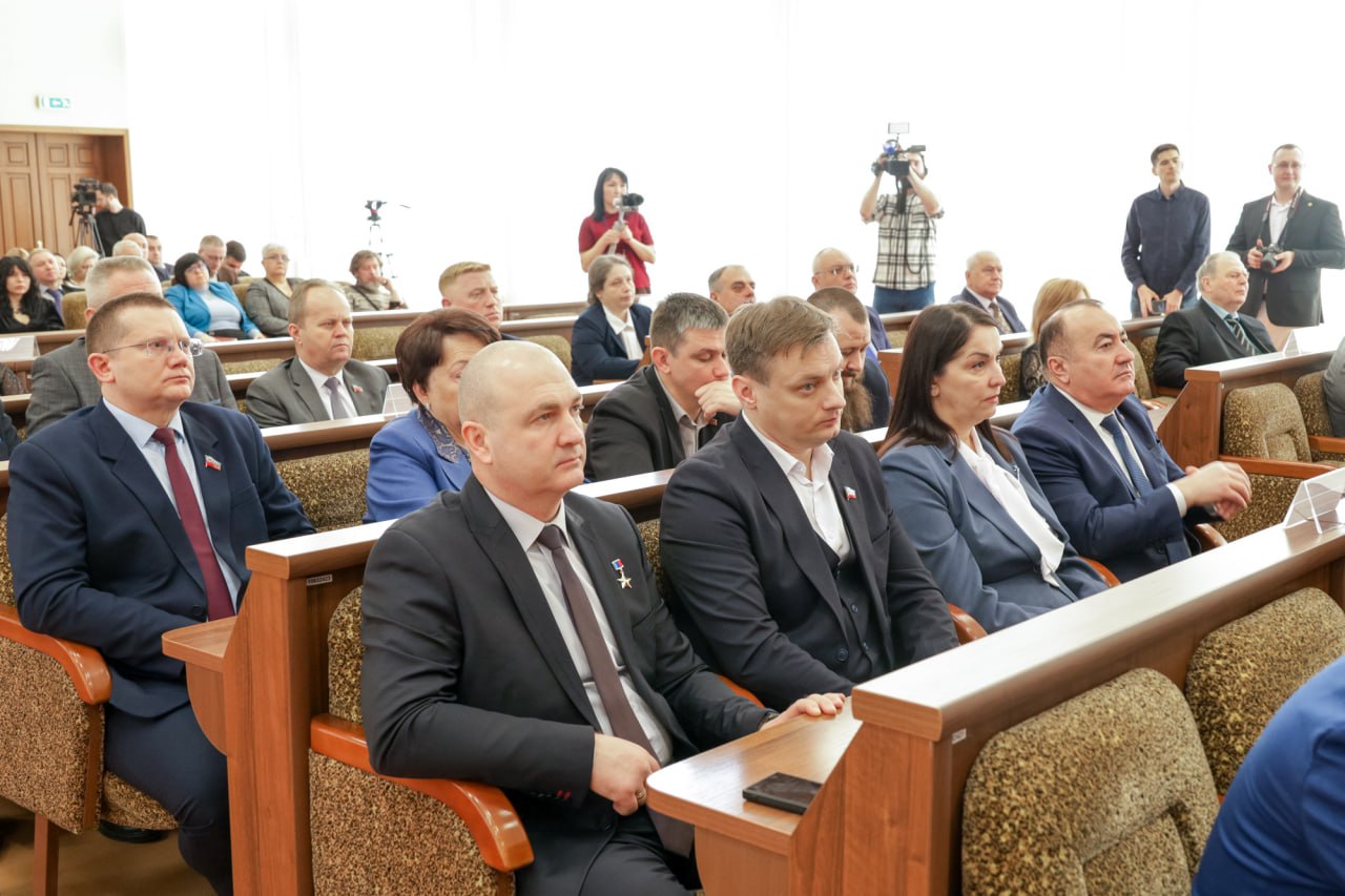 Денис Мирошниченко поздравил Яну Пащенко с избранием на пост главы города Луганска Денис Мирошниченко поздравил Яну Пащенко с избранием на пост главы города Луганска