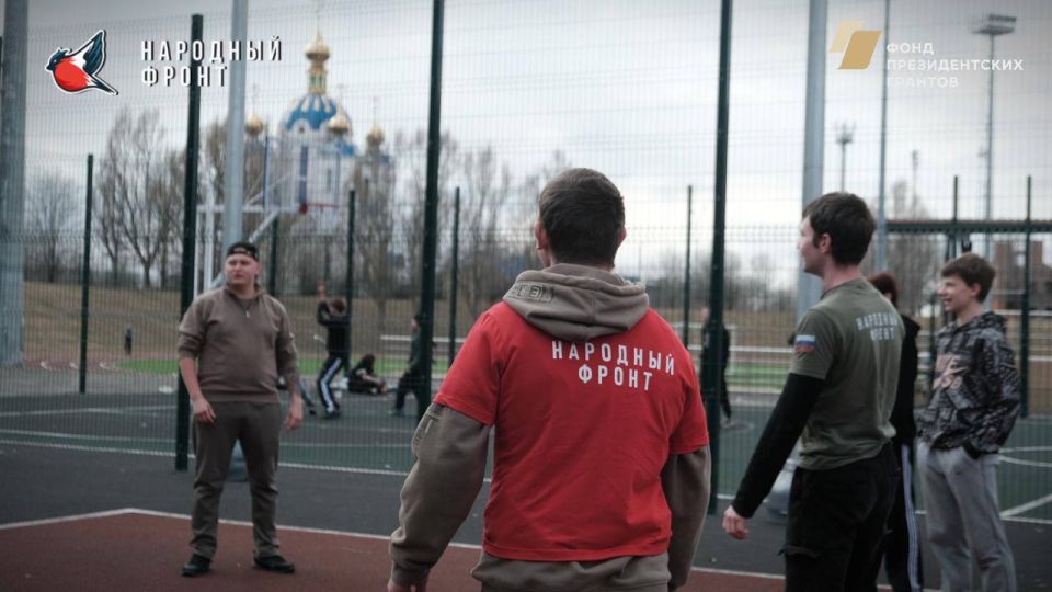 Молодёжка НФ собралась на стадионе, чтобы провести время вместе и поиграть в волейбол! Молодёжка НФ собралась на стадионе, чтобы провести время вместе и поиграть в волейбол!
