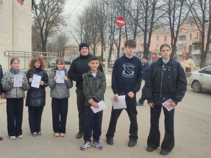 В преддверии весенних каникул сотрудники Госавтоинспекции совместно с юными инспекторами движения и школьниками провели профилактические акции в Красном Луче и Антраците В преддверии весенних каникул сотрудники Госавтоинспекции совместно с юными инспекторами движения и школьниками провели профилактические акции в Красном Луче и Антраците
