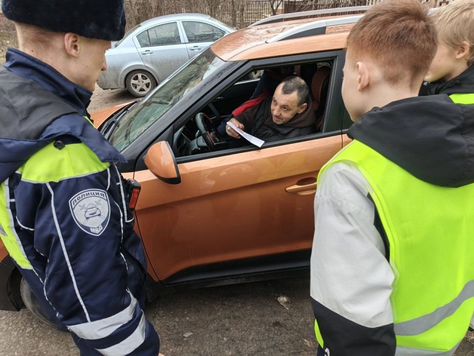 В преддверии весенних каникул сотрудники Госавтоинспекции совместно с юными инспекторами движения и школьниками провели профилактические акции в Красном Луче и Антраците В преддверии весенних каникул сотрудники Госавтоинспекции совместно с юными инспекторами движения и школьниками провели профилактические акции в Красном Луче и Антраците
