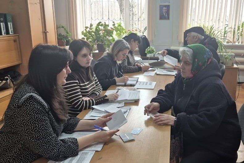 Специалисты филиала №15 ГКУ ЛНР РЦСЗН провели приём в пгт Шахтёрский Специалисты филиала №15 ГКУ ЛНР РЦСЗН провели приём в пгт Шахтёрский