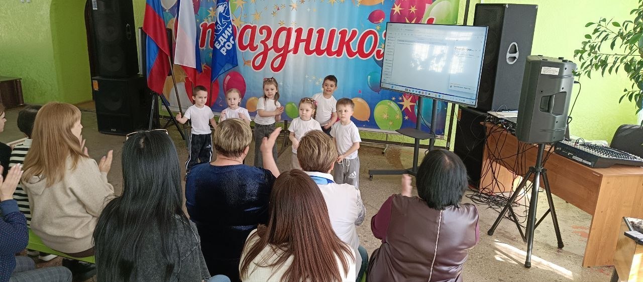 Сегодня сотрудники отдела жизнеобеспечения пгт Новодарьевка совместно с исполнительным секретарем Ровеньковского местного отделения ВПП «Единая Россия», активистами первичного отделения № 11 пгт Новодарьевка, воспитанниками... Сегодня сотрудники отдела жизнеобеспечения пгт Новодарьевка совместно с исполнительным секретарем Ровеньковского местного отделения ВПП «Единая Россия», активистами первичного отделения № 11 пгт Новодарьевка, воспитанниками...