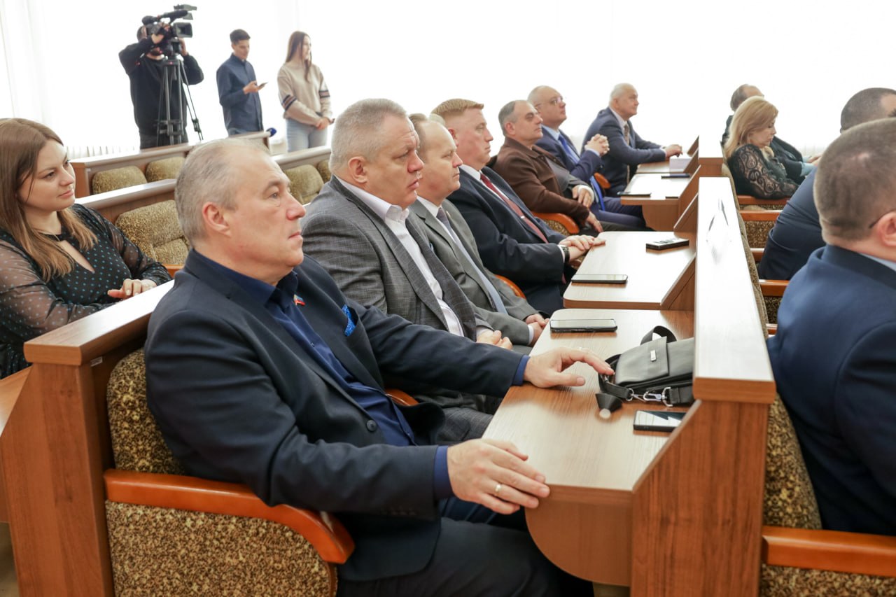 Денис Мирошниченко поздравил Яну Пащенко с избранием на пост главы города Луганска Денис Мирошниченко поздравил Яну Пащенко с избранием на пост главы города Луганска