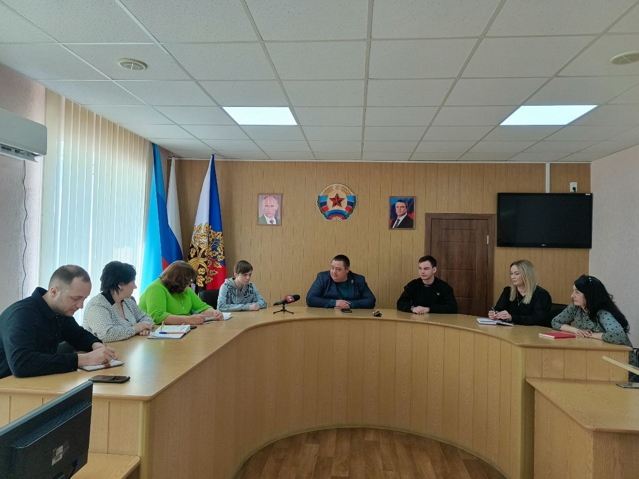 Сегодня Глава городского округа муниципальное образование городской округ город Ровеньки Андрей Рубанцов провел заседание рабочей группы по созданию электронной Книги памяти городского округа Сегодня Глава городского округа муниципальное образование городской округ город Ровеньки Андрей Рубанцов провел заседание рабочей группы по созданию электронной Книги памяти городского округа