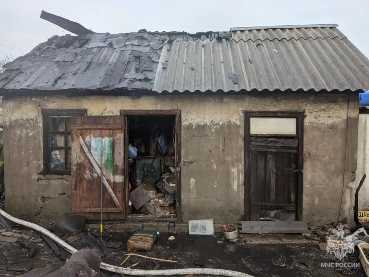 В Свердловске спасатели МЧС России предотвратили распространение огня В Свердловске спасатели МЧС России предотвратили распространение огня