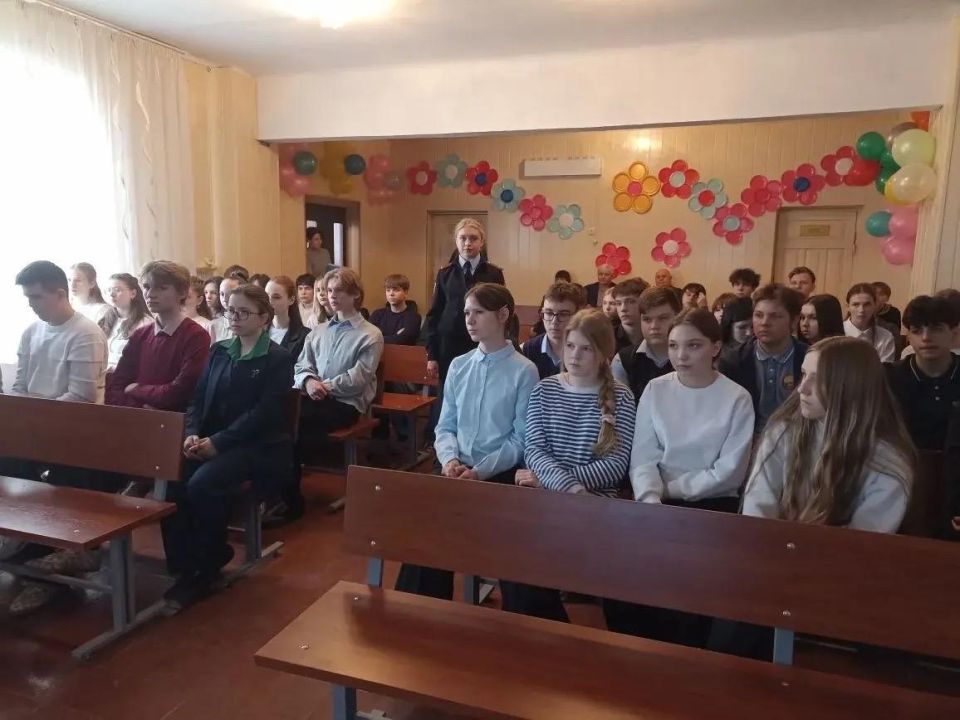 Важная лекция для старшеклассников: "Наркотики – путь в никуда" прошла в Лутугинской средней школе №1 Важная лекция для старшеклассников: "Наркотики – путь в никуда" прошла в Лутугинской средней школе №1
