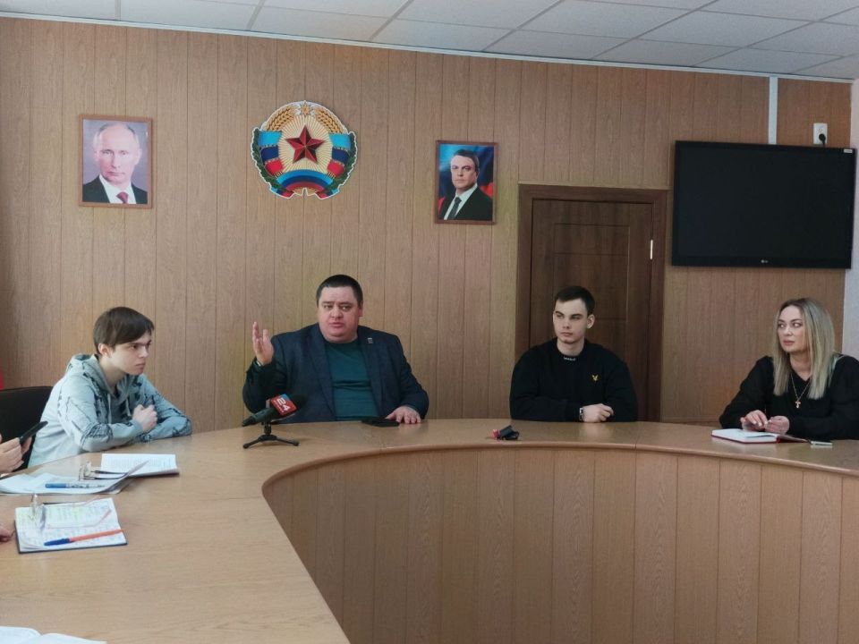 Сегодня Глава городского округа муниципальное образование городской округ город Ровеньки Андрей Рубанцов провел заседание рабочей группы по созданию электронной Книги памяти городского округа Сегодня Глава городского округа муниципальное образование городской округ город Ровеньки Андрей Рубанцов провел заседание рабочей группы по созданию электронной Книги памяти городского округа