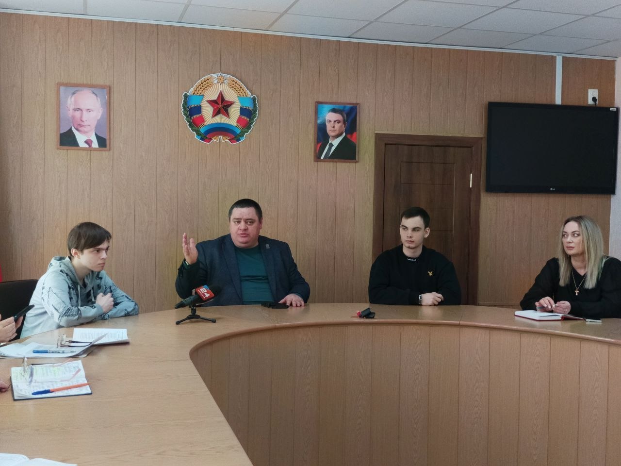 Сегодня Глава городского округа муниципальное образование городской округ город Ровеньки Андрей Рубанцов провел заседание рабочей группы по созданию электронной Книги памяти городского округа Сегодня Глава городского округа муниципальное образование городской округ город Ровеньки Андрей Рубанцов провел заседание рабочей группы по созданию электронной Книги памяти городского округа