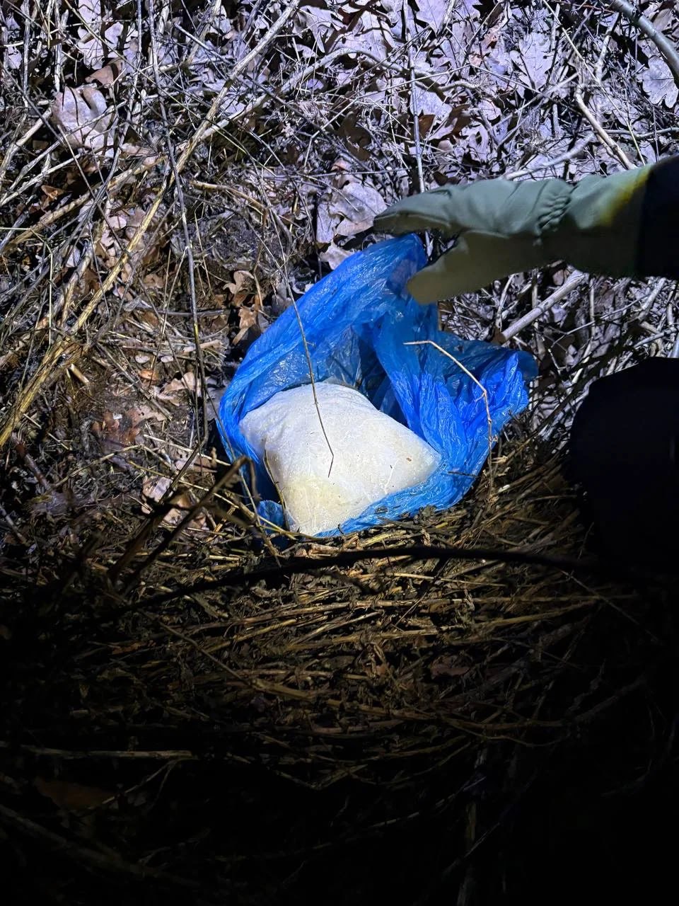 В Перевальском округе полицейские задержали водителя, который направлялся за почти килограммом «синтетики» В Перевальском округе полицейские задержали водителя, который направлялся за почти килограммом «синтетики»