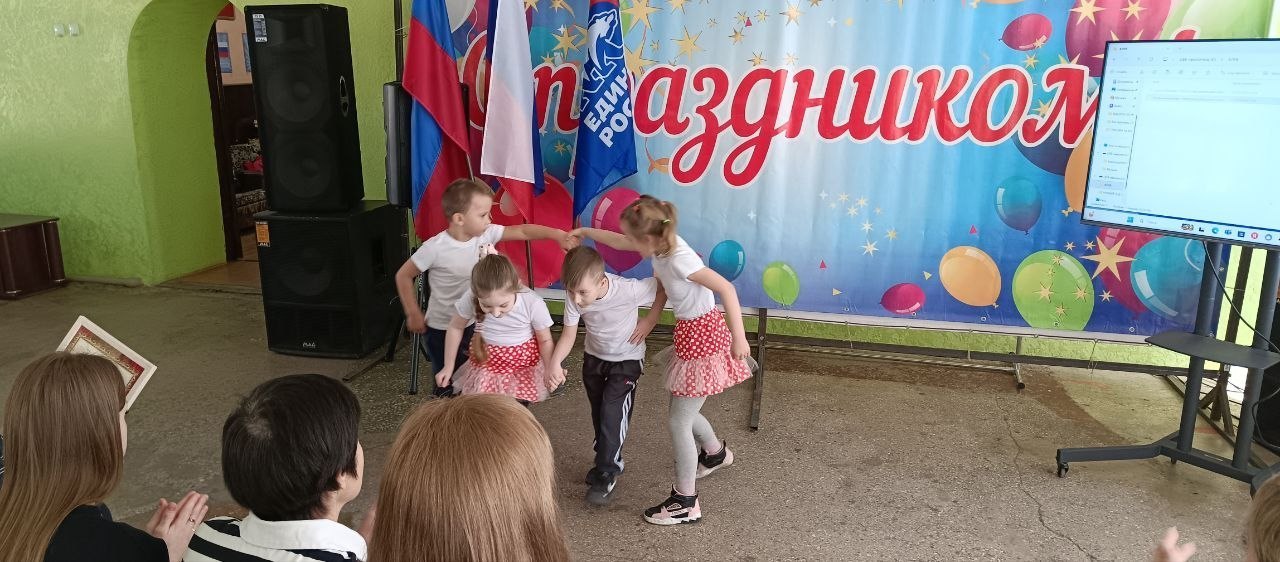 Сегодня сотрудники отдела жизнеобеспечения пгт Новодарьевка совместно с исполнительным секретарем Ровеньковского местного отделения ВПП «Единая Россия», активистами первичного отделения № 11 пгт Новодарьевка, воспитанниками... Сегодня сотрудники отдела жизнеобеспечения пгт Новодарьевка совместно с исполнительным секретарем Ровеньковского местного отделения ВПП «Единая Россия», активистами первичного отделения № 11 пгт Новодарьевка, воспитанниками...