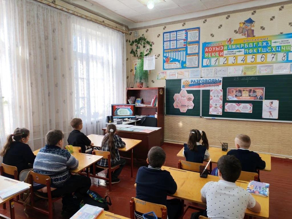 Ученики учебных заведений Лутугинского муниципального округа начали неделю с внеурочного занятия «Разговоры о важном» Ученики учебных заведений Лутугинского муниципального округа начали неделю с внеурочного занятия «Разговоры о важном»