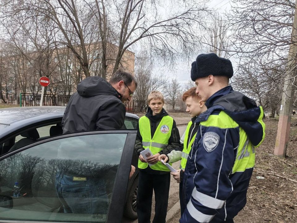 В преддверии весенних каникул сотрудники Госавтоинспекции совместно с юными инспекторами движения и школьниками провели профилактические акции в Красном Луче и Антраците В преддверии весенних каникул сотрудники Госавтоинспекции совместно с юными инспекторами движения и школьниками провели профилактические акции в Красном Луче и Антраците