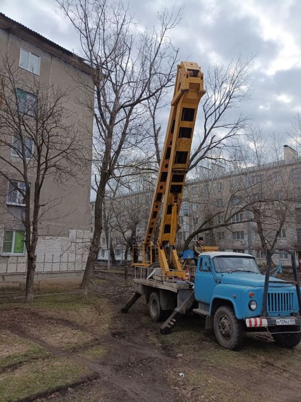 Работа коммунальных служб: продолжается наведение порядка в городе Работа коммунальных служб: продолжается наведение порядка в городе