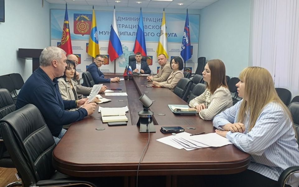 Первый заместитель главы Администрации Антрацитовского МО Станислав Никитин совместно с представителями отраслевых (функциональных) органов Администрации, муниципальных унитарных предприятий и руководителями учреждений и... Первый заместитель главы Администрации Антрацитовского МО Станислав Никитин совместно с представителями отраслевых (функциональных) органов Администрации, муниципальных унитарных предприятий и руководителями учреждений и...