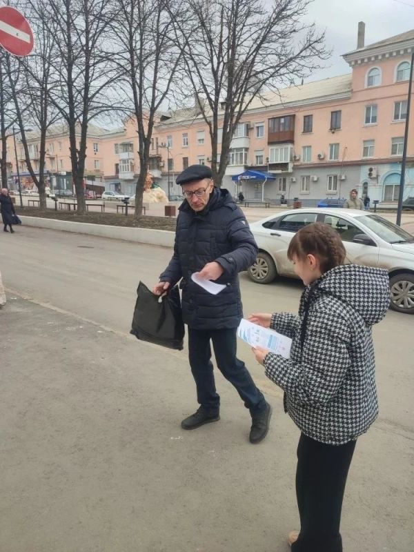 В преддверии весенних каникул сотрудники Госавтоинспекции совместно с юными инспекторами движения и школьниками провели профилактические акции в Красном Луче и Антраците В преддверии весенних каникул сотрудники Госавтоинспекции совместно с юными инспекторами движения и школьниками провели профилактические акции в Красном Луче и Антраците