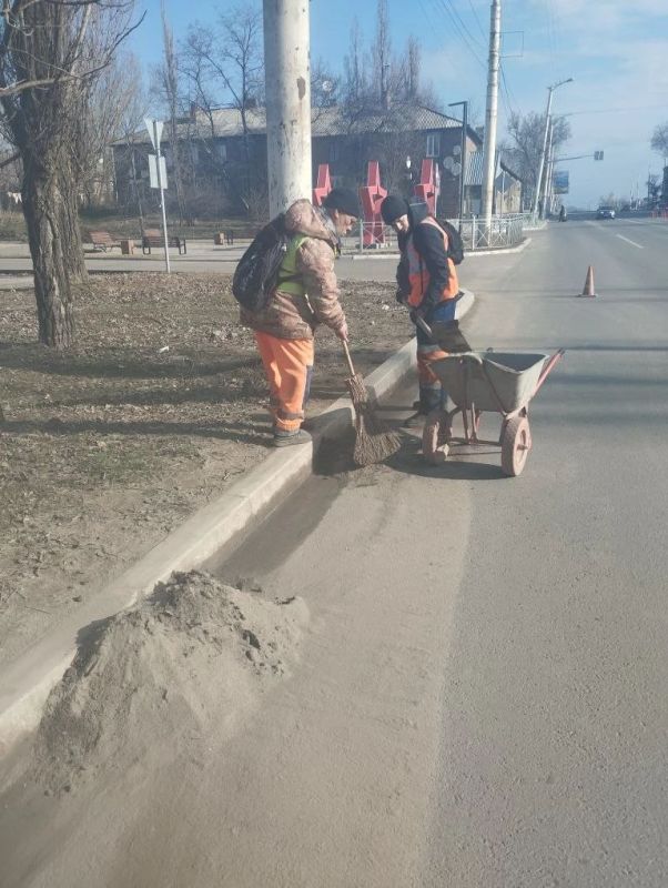 Работа коммунальных служб: продолжается наведение порядка в городе Работа коммунальных служб: продолжается наведение порядка в городе