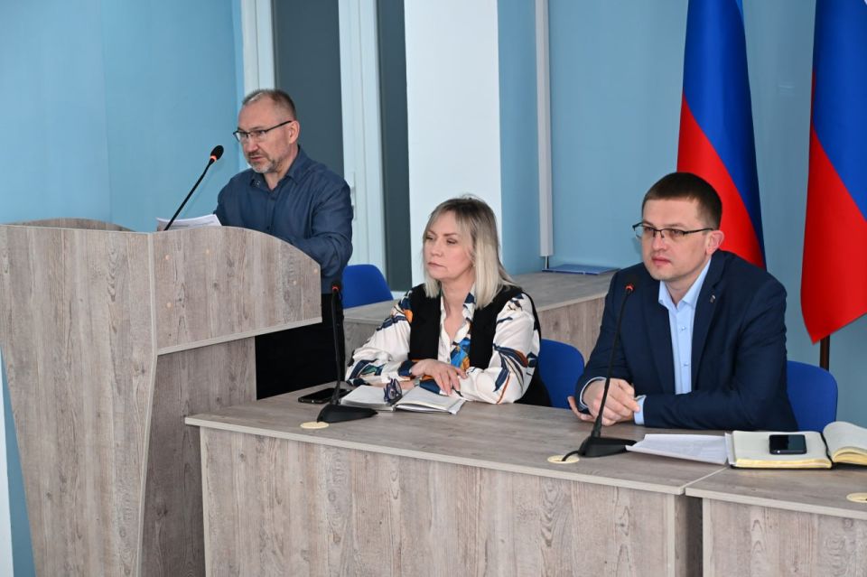 Евгений Морозов: Новая рабочая неделя в Администрации Брянки стартовала с расширенного аппаратного совещания Евгений Морозов: Новая рабочая неделя в Администрации Брянки стартовала с расширенного аппаратного совещания