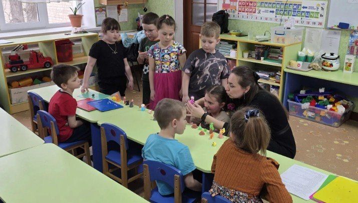 Представители Детского центра районного дома культуры посетили Лутугинский ясли-сад «Ласточка» Представители Детского центра районного дома культуры посетили Лутугинский ясли-сад «Ласточка»