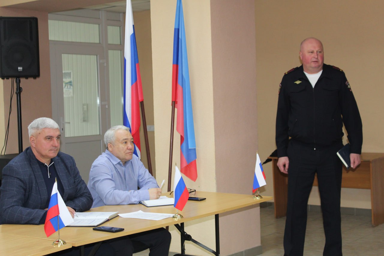 Виталий Коваленко: Сегодня провел еженедельное аппаратное совещание с начальниками структурных подразделений администрации, руководителями предприятий, учреждений и организаций Беловодского муниципального округа