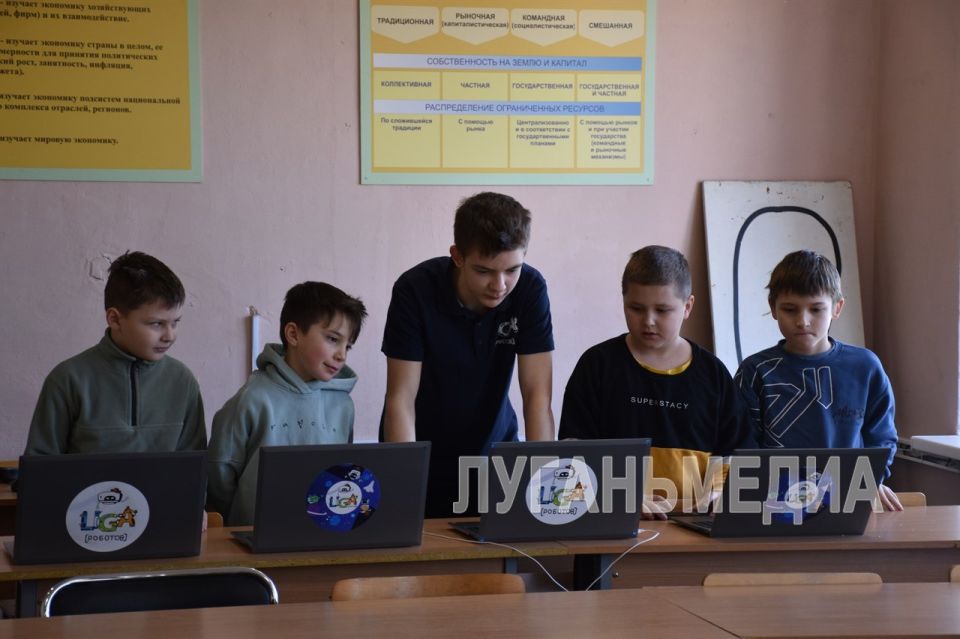 Более семидесяти школьников Краснодонского округа занимаются в школе робототехники Более семидесяти школьников Краснодонского округа занимаются в школе робототехники